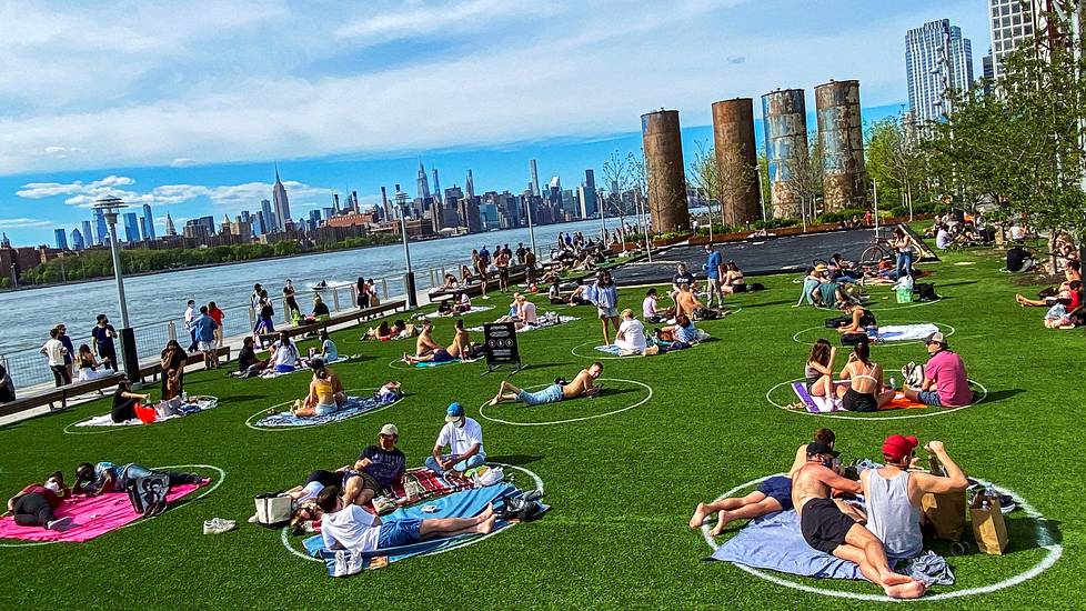 Omat kuplat. New Yorkin Brooklynissa nautittiin lämmöstä puistossa, jonne oli piirretty jokaiselle seurueelle oma alue.
