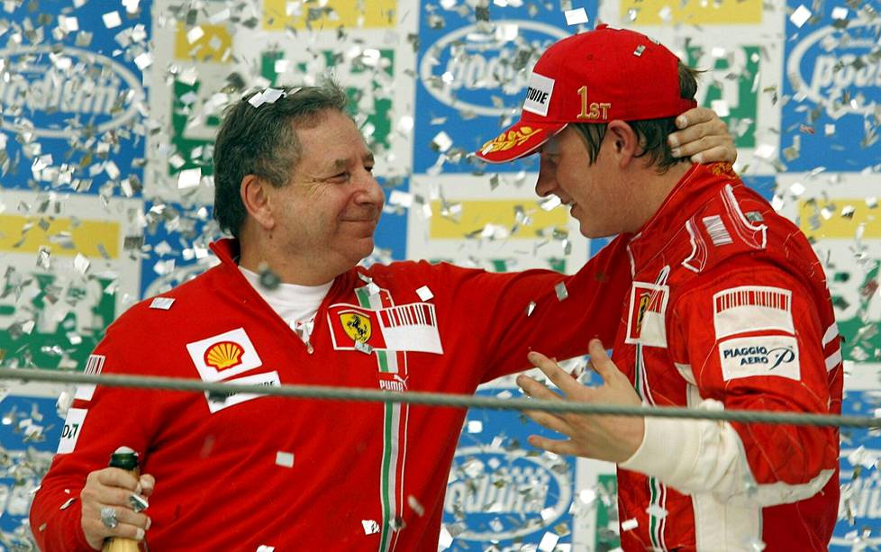 Räikkönen juhlii mestaruuttaan Ferrarin tallipäällikön Jean Todtin kanssa 2007.