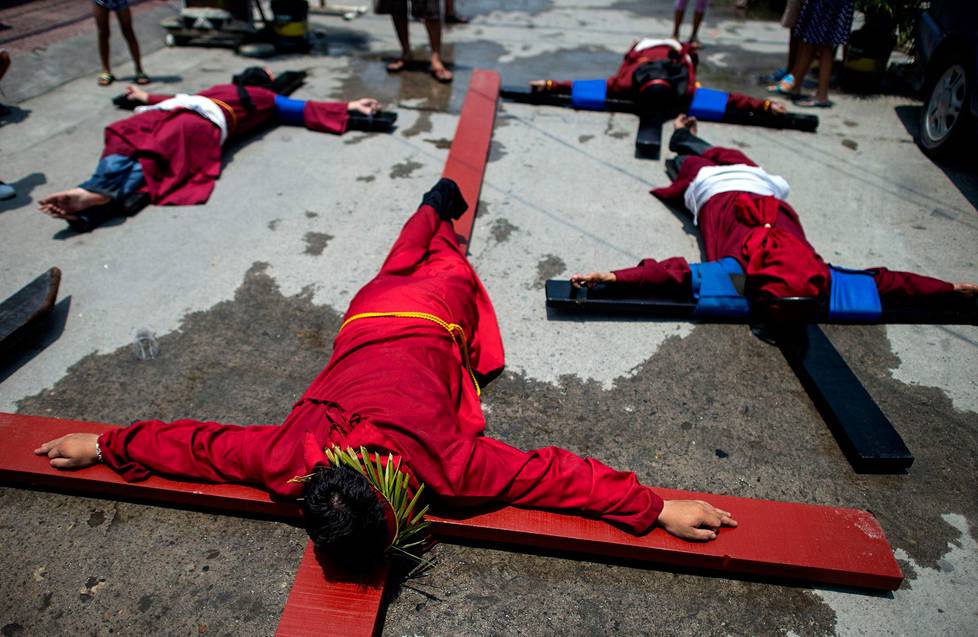 Kristinuskovaisia makaa risteillä kadulla Filippiinien Mabalacatissa päivää ennen pitkäperjantaita, jolloin kaupungissa näytellään uudelleen Jeesuksen ristiinnaulitsemisen. Filippiineillä on perinteisesti ristiinnaulittu uskovaisia pitkänäperjantaina, joskin Filippiinien katolinen kirkko vastustaa tapaa.