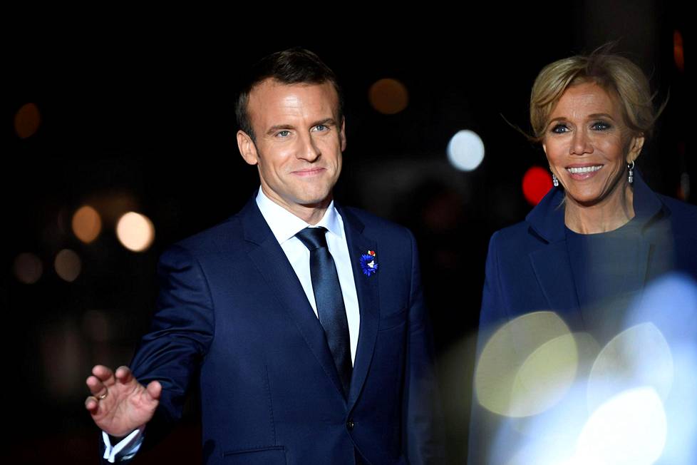 Ranskan presidenttipari poseeraa kuvaajille.