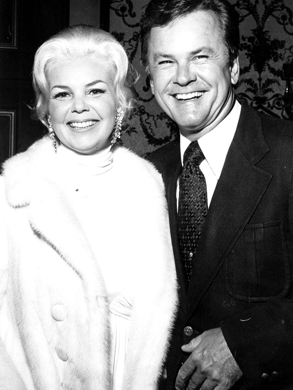 Sigrid Valdis (oikealta nimeltään Patricia Olson) ja Bob Crane vuonna 1974.