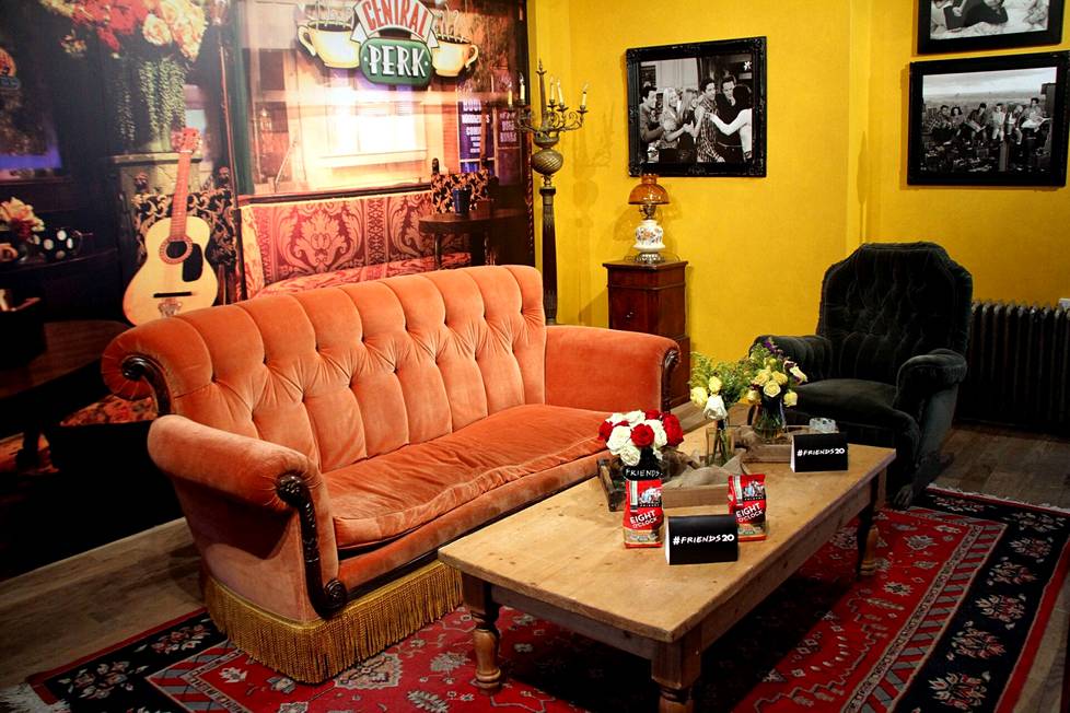 Frendit-tv-sarjan Central Perk Cafen sohva oli esillä  New Yorkissa syyskuussa 2014.