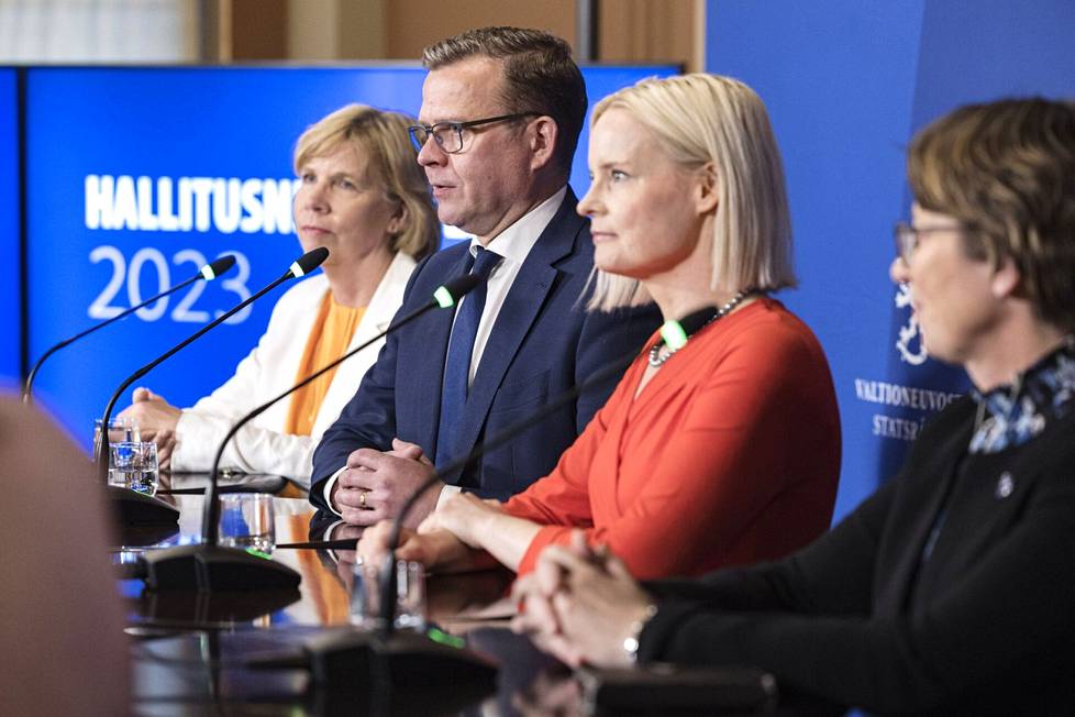 Anna-Maja Henriksson ilmoitti muille puheenjohtajille, ettei hän voi hyväksyä maahanmuutto- ja ilmastopapereita. Rkp:n eduskuntaryhmä piti kriisikokouksen.
