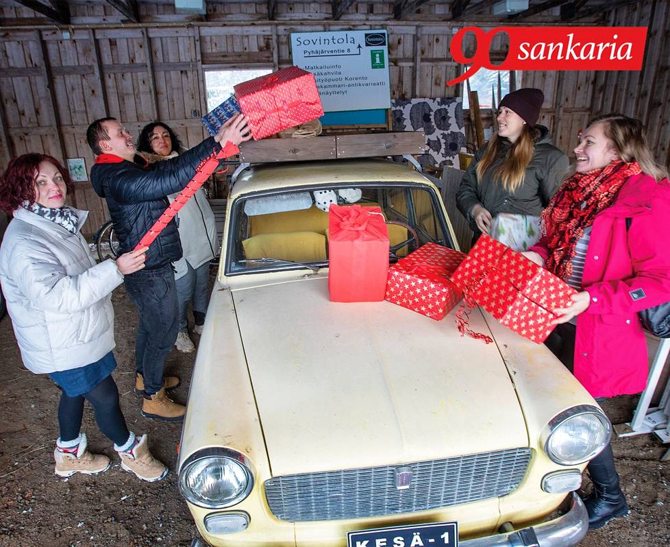 Ukrainalaiset valmistavat Sovintolan pihan koristelua, johon kuuluu muun muassa auton katon kattaminen joululahjoilla sekä valoilla. Kuvassa Iryna Saporozhets (vas.) Nikolay Shamayev, Ludmila Zaporozhets, Nataliia Fursiak ja Irina Moskalvik.