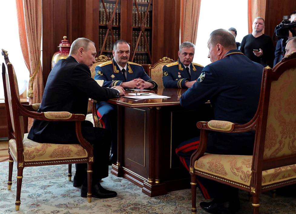 Putin luottaa eniten ”omaan armeijaansa”, Venäjän kansalliskaartiin, jonka johtoa hän tapasi maaliskuussa 2017.