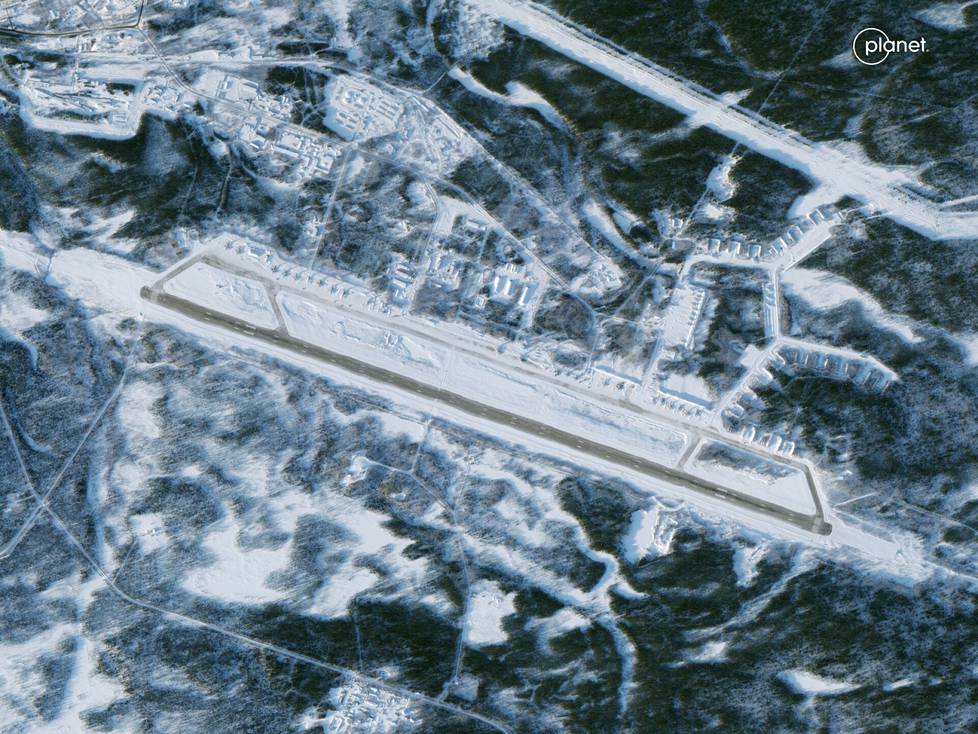 Helmikuu 2023. Olenjan kiitotien reunoilla näkyy jo Venäjän isoimpien pommikoneiden keskitys pohjoiseen. Tukikohdan vanhat Tu-22M3-koneet on sijoiteltu pääasiassa kuvassa oikealla näkyville parkkipaikoilleen.
