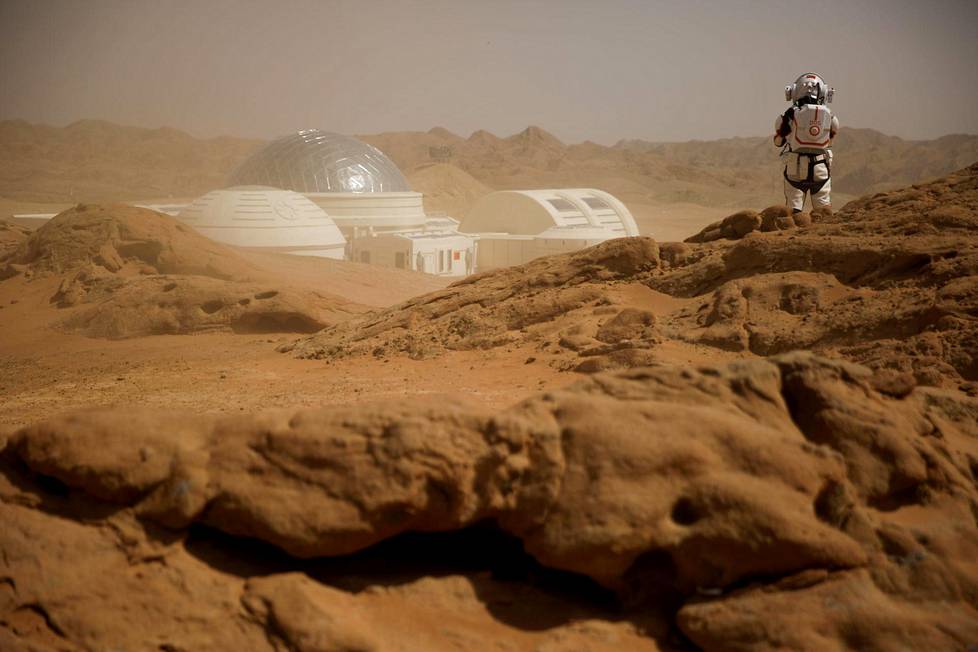 Gobin autiomaassa Kiinassa sijaitsee Mars-simulaatiotukikohta, jonka tarkoituksena on näyttää, minkälaista elämä Marsissa saattaisi olla. Tukikohtaan kuuluu useita eri moduuleita, mukaan lukien kasvihuone ja tekodekompressiokammio. Tukikohdan toivotaan lisäävän turismia. Kiina pyrkii lähettämään avaruusluotaimen Marsiin ensi vuonna.