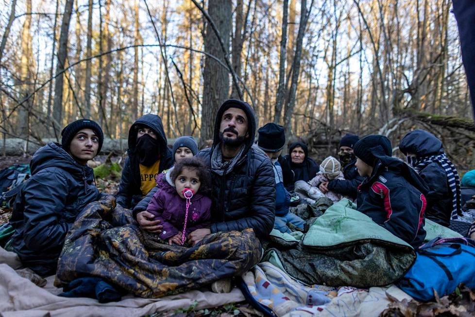 Irakin Dohukista kotoisin oleva kolmen sukupolven kurdiperhe odotti torstaina Puolan rajavartijoiden saapumista vietettyään 20 päivää metsässä Narewkan lähellä.