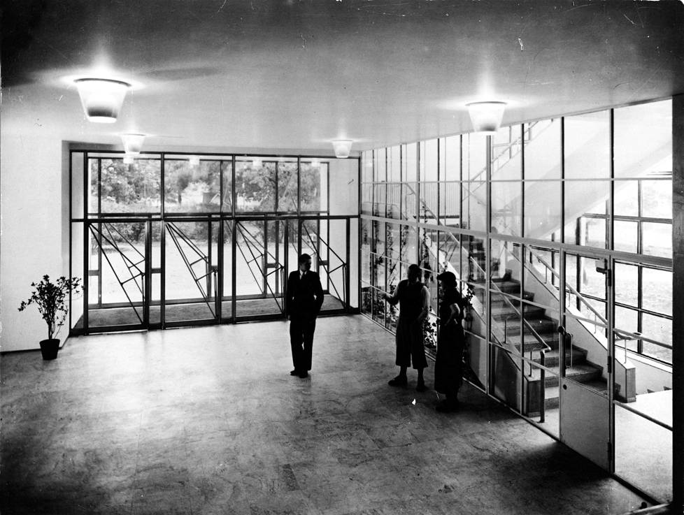 Viipurin kirjasto valmistui vuonna 1935. Valokuva on otettu samana vuonna. Kirjaston suunnitteli arkkitehti Alvar Aalto, joka seisoo on kuvassa keskellä.