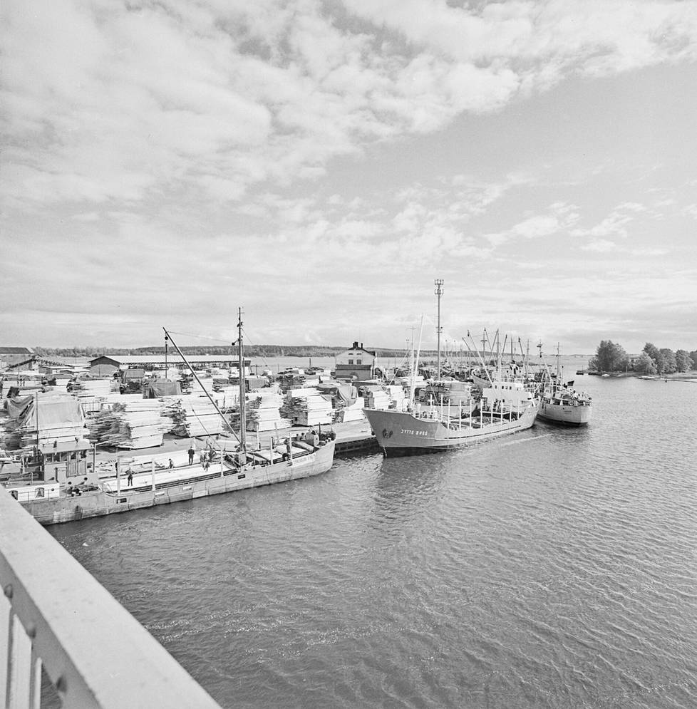 Tämä kuva on otettu 1963, mutta Haminan Tervasaaren miljöö oli hyvin samanlainen vielä 1970-luvun alussakin. Satama on vasemmalle ja Pursiseuran paviljonki pienessä saaressa oikealla.