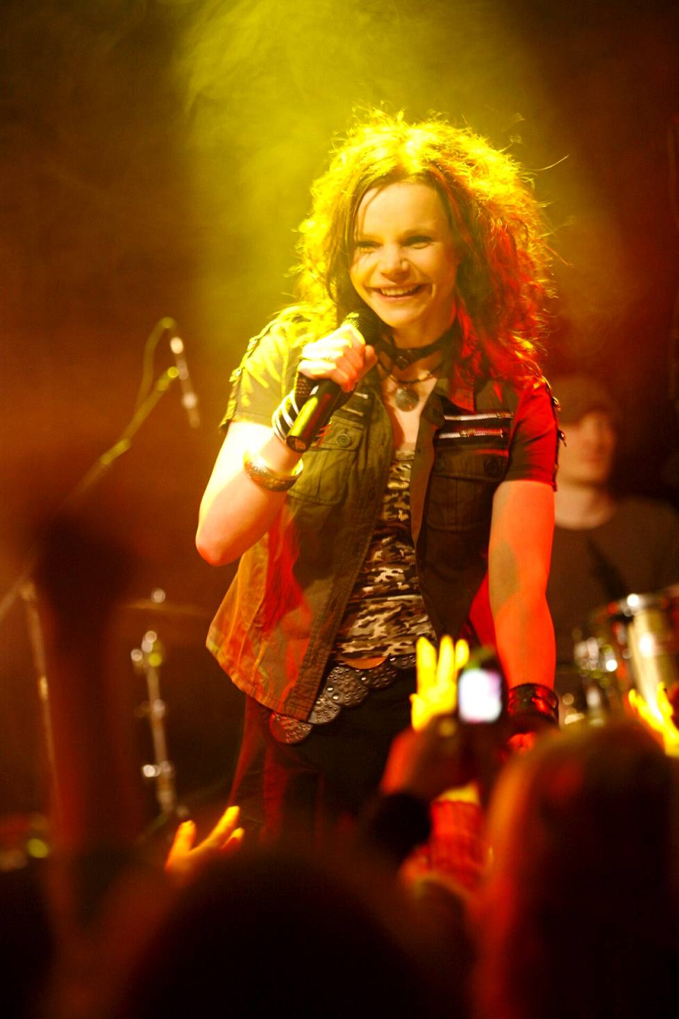 Agnes Pihlava lavalla Studio 51:ssä Helsingissä helmikuussa 2006.