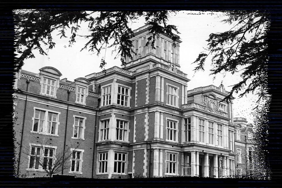 Kuningatar Elisabetin kehitysvammaiset serkut teljettiin 1940-luvulla loppuiäkseen Royal Earlswood Institution -mielisairaalaan. Suvun synkkä salaisuus paljastui vasta 1980-luvun loppupuolella.