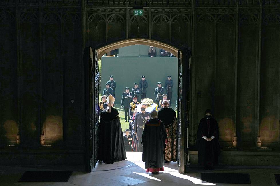 Hautajaisseremoniaa johtaneet Canterburyn arkkipiispa ja Windsorin kirkkoherra olivat kappelin ovella Philipin arkkua vastassa.