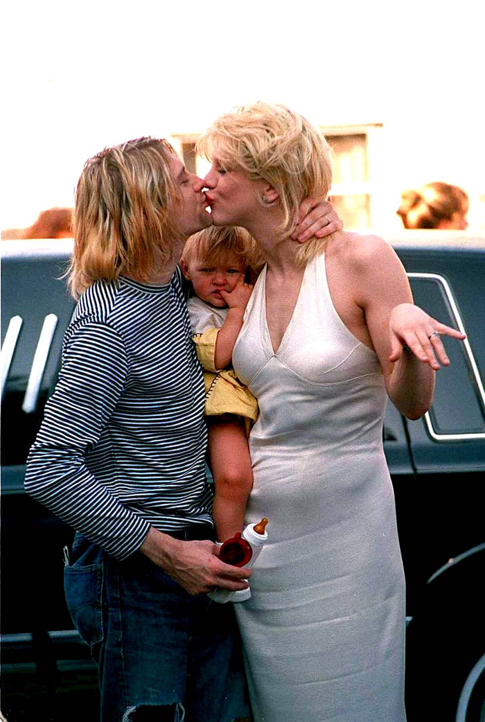 Kurt Cobain ja Courtney Love tyttärensä Frances Bean Cobainin kanssa saapumassa MTV Video Music Awardsiin syyskuussa 1993 .