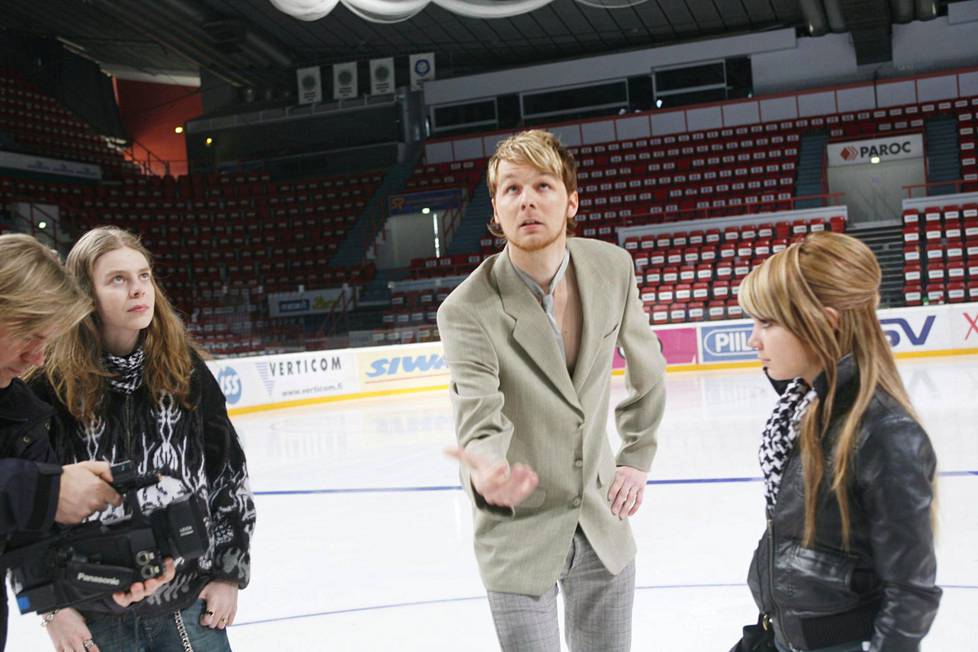 Ari Koivunen ja Anna Abreu seurasivat, kun edelliskauden Idolsin voittaja Ilkka Jääskeläinen arpoi Idols-finaalin esiintymisvuorot jäähallin jäällä.