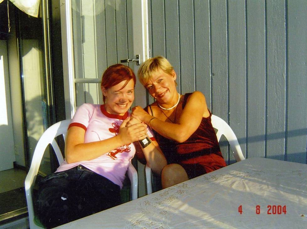 Jonna Christensen äitinsä kanssa vuonna 2004.