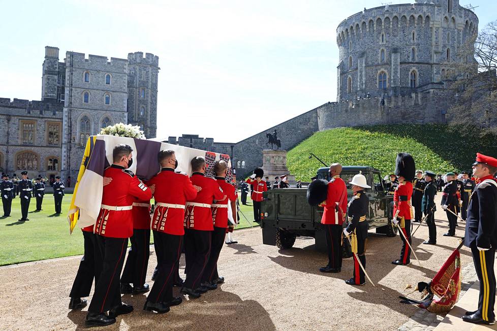 Prinssi Philipin arkku nostettiin Windsorin linnan edustalla Land Rover -maastoautoon, joka oli suunniteltu mittatilaustyönä hänen hautajaisautokseen.