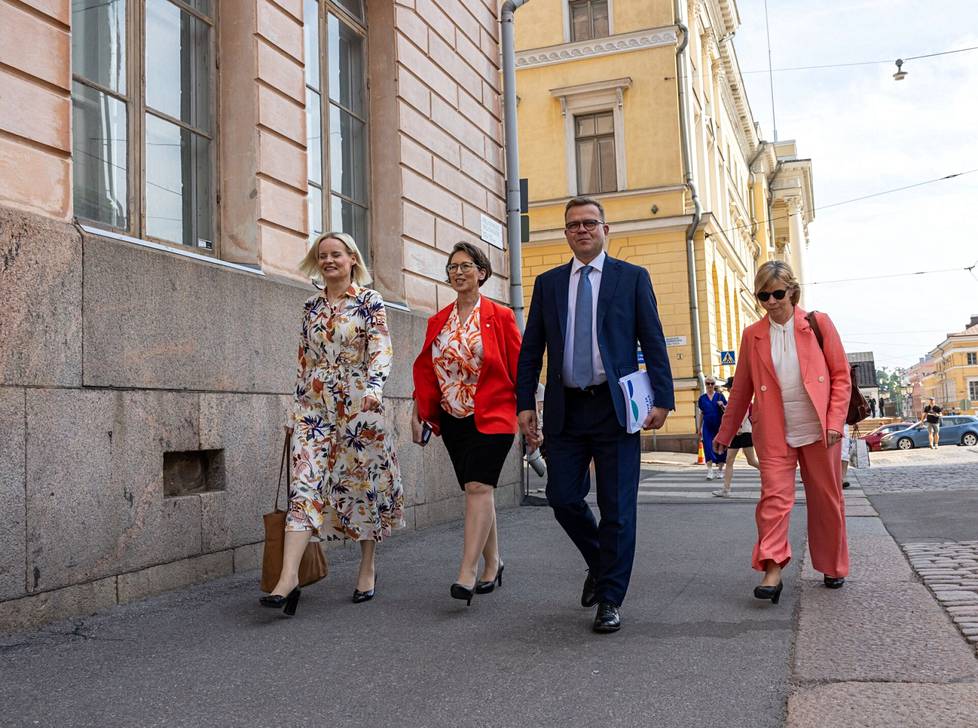 Puheenjohtajat Riikka Purra, Sari Essayah, Petteri Orpo ja Anna-Maja Henriksson kävelivät yhdessä Säätytalolle julkistamaan hallitusohjelmaa.