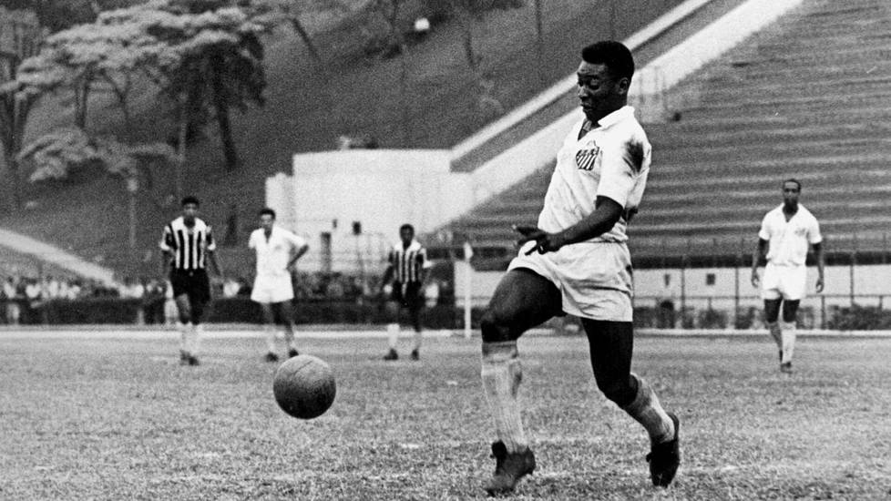Pelé nousi jalkapalloilun huipulle ja maailman tietoisuuteen vain 17-vuotiaana Brasilian maajoukkueessa. Hän kuoli torstaina 82-vuotiaana yhtenä maailman tunnetuimmista ihmisistä. 