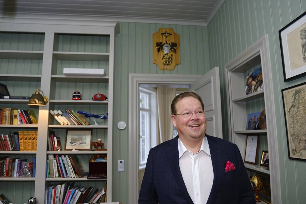 Pekka Viljakaisen työhuoneen hyllyssä on myös suvun 1600-luvulle ulottuva moniosainen historiikki. – Ei meidän suku fiksua ole, mutta ahkeraa, hän naureskelee.