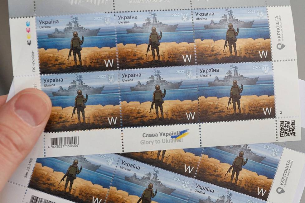 Postimerkeissä kuvataan ukrainalaissotilas elehtimässä venäläiselle sota-alukselle.