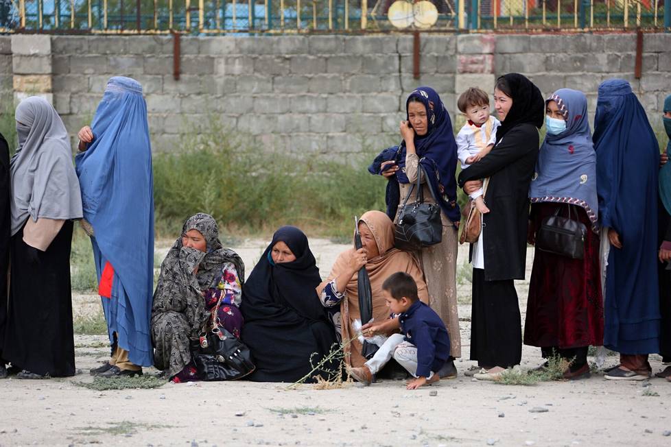 Ihmiset jonottivat ruoka-apupisteelle elokuussa Kabulissa. Yhteensä 650 afganistanilaisperhettä sai ruoka-apua kaupungissa tiistaina 16. elokuuta vuonna 2022.