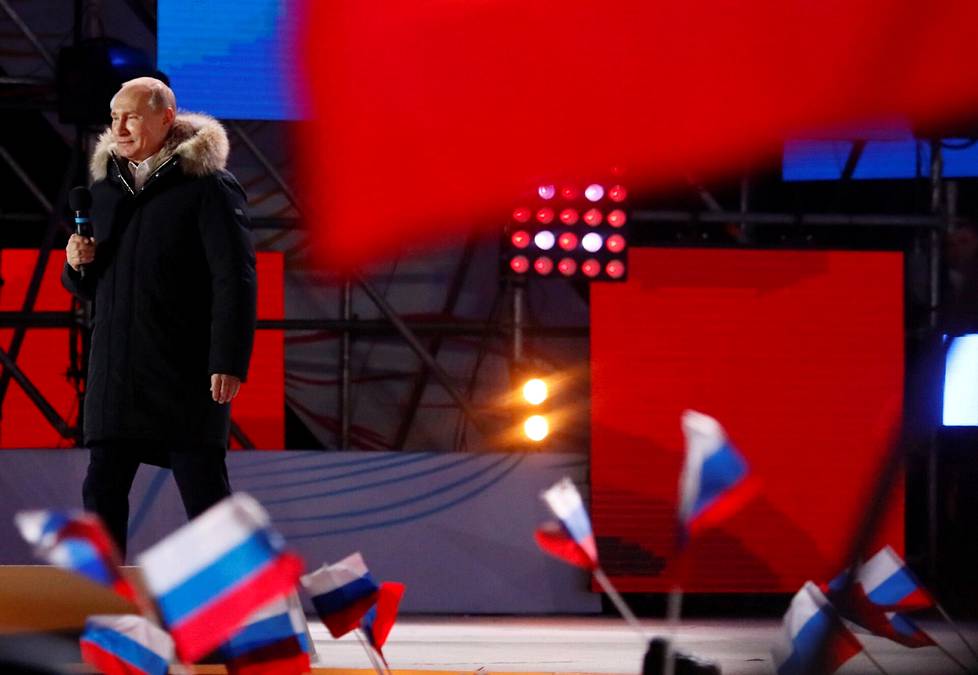 Yhtenäinen Venäjä on saanut korona-aikanakin järjestää suuria yleisötilaisuuksia Vladimir Putinin tueksi, mutta opposition edustajia on määrätty pitkiin kotiaresteihin terveysturvallisuussääntöjen rikkomisesta.