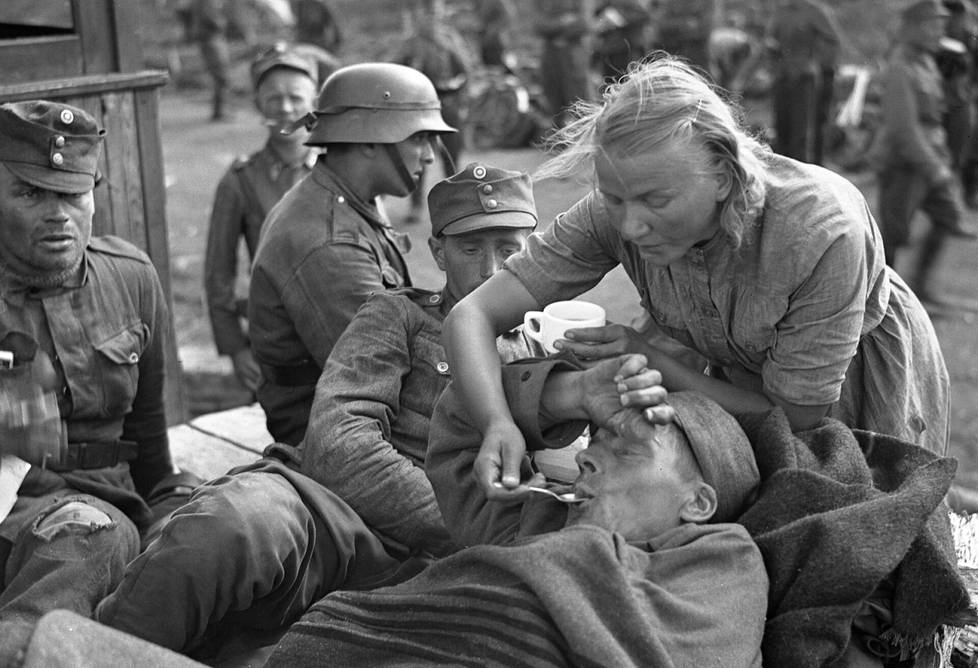 Lotat antoivat juotavaa haavoittuneille Kiestingissä elokuussa 1941.