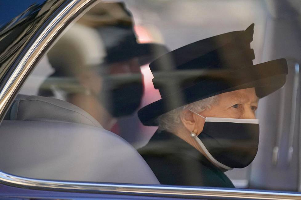 Kuningatar saapui kirkkoon hautajaissaattuetta johtaneen Bentley-auton kyydissä hovinaisensa kanssa.