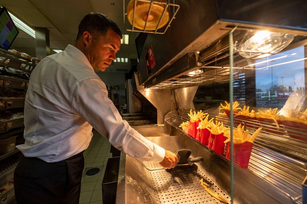 McDonalds-ravintoloitsija Hannu Wiinikaista alan työvoimapula koskettaa henkilökohtaisesti. Wiinikainen toimii kiireapuna yhdessä ravintoloistaan.