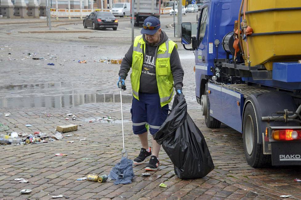 Helsingin kaupungin siivoajat saapuivat Kauppatorille aamukuudelta.