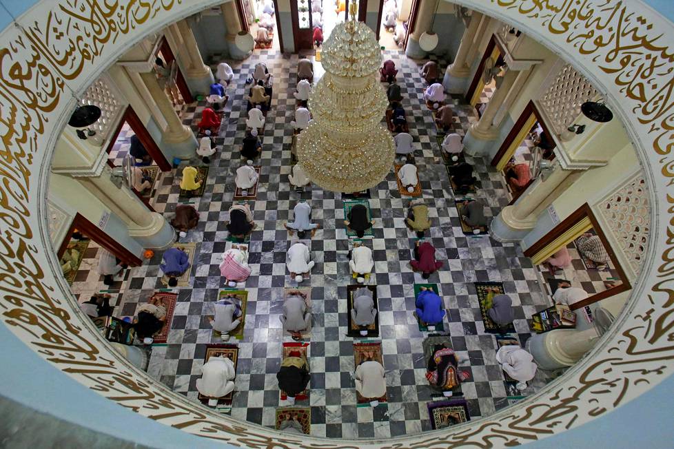 Turvavälit.  Rukoilua korona-ajan tuomin varautumisin moskeijassa Thaimaan Pattanissa.