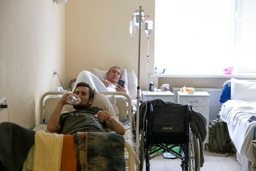 Sotilassairaalan pienissä huoneissa on tyypillisesti neljä potilasta kerrallaan. Kuvassa Artem (edessä) ja Grigori.