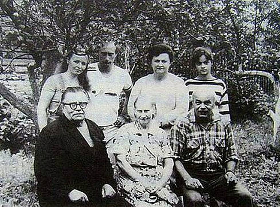 Vladimir Putin tallentui valokuvaan vanhempiensa kanssa vuonna 1985. Äiti-Maria istuu eturivissä keskellä ja isä-Vladimir kamerasta katsottuna hänen vasemmalla puolellaan.