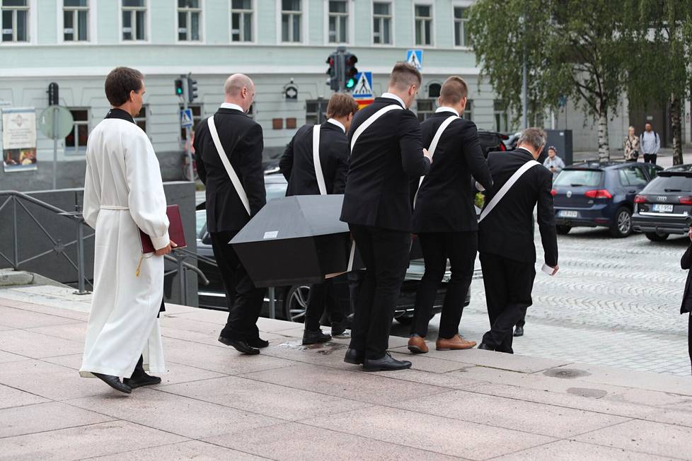 Arkkua kantamassa olivat muun muassa Liukkosen ystävät Ville Ranta ja Samuli Knuuti.