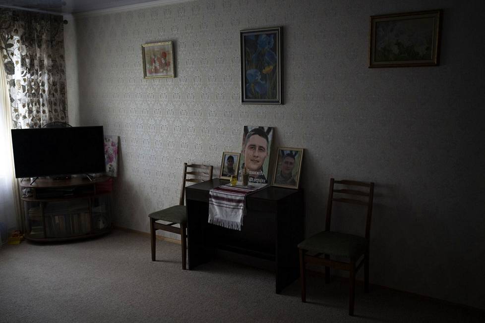 Juri Stiahliukin valokuvat ovat pöydällä tämän vanhempien kotona Butshassa. Hänen vaimonsa Anastasia Ohrimenko asuu nyt siellä yhdessä poikansa Ivanin kanssa. Stiahliukin ja Ohrimenkon oma koti Irpinissä tuhoutui taisteluissa maaliskuussa.