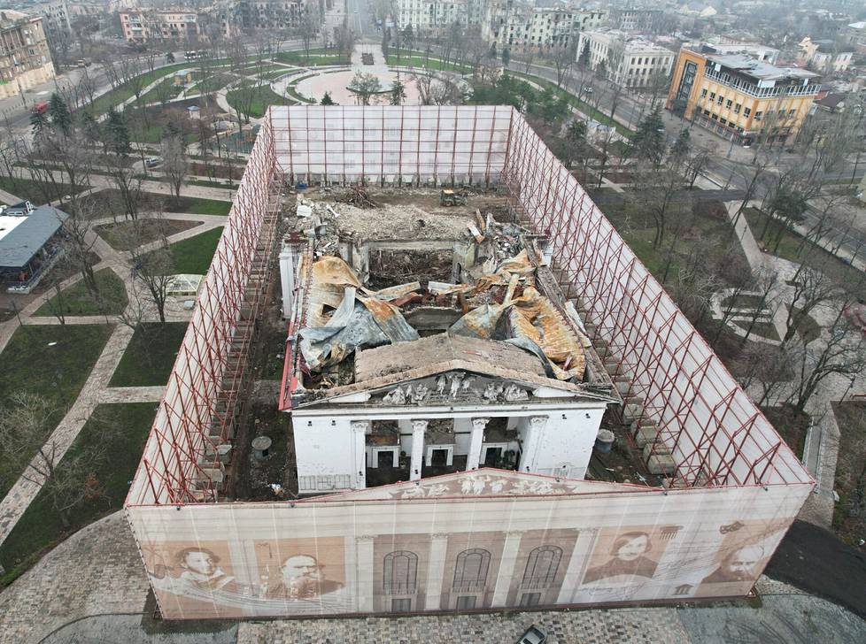 Mariupolin draamateatteri tuhoutui venäläisten iskussa viime vuoden maaliskuussa.