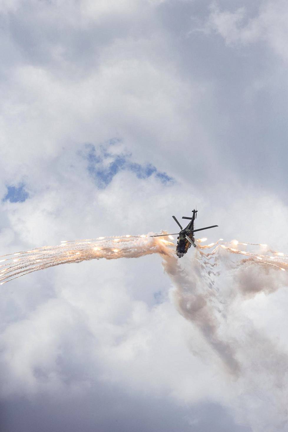 Maavoimien NH90-helikopterin efektejä.