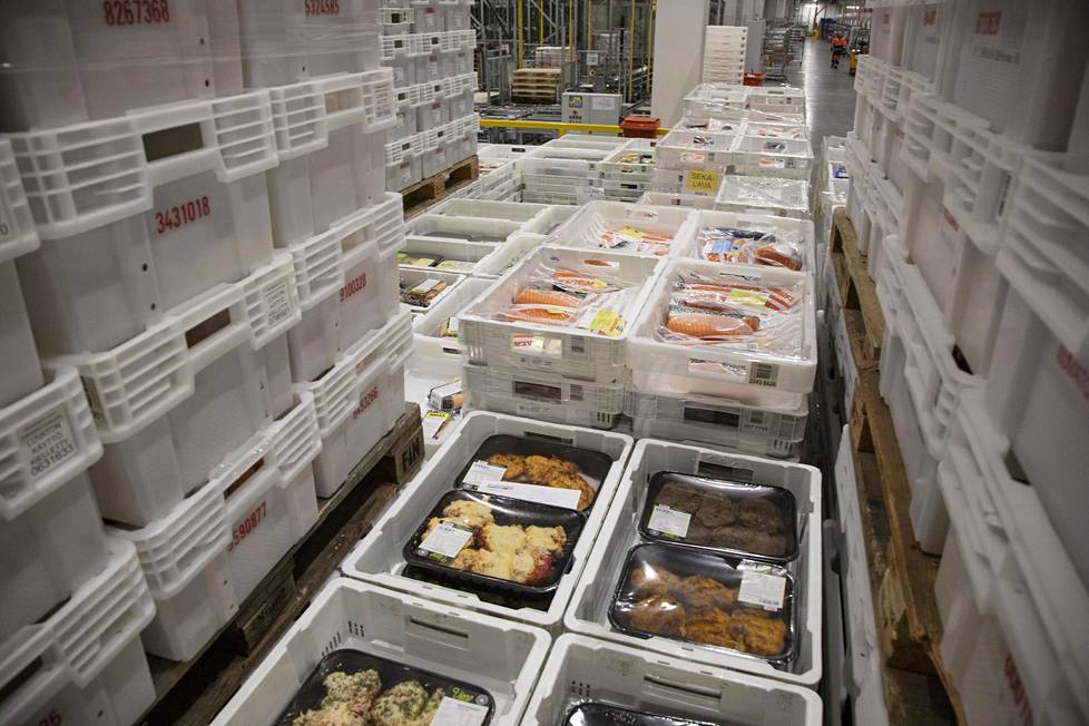 Lihaeinekset ja pakattu kala saapuvat logistiikkakeskukseen valmiiksi valkoisiin muovilaatikoihin pakattuina. Ne lajitellaan oikeisiin kuljetuksiin muutamassa tunnissa.