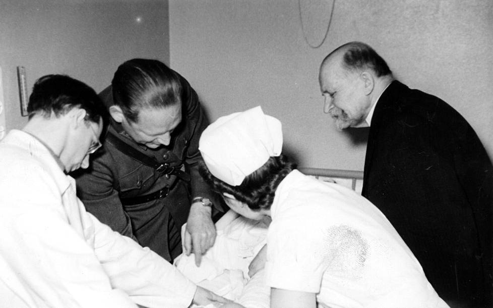 Presidentti tervehdyskäynnillä sotilassairaalassa vuonna 1940.