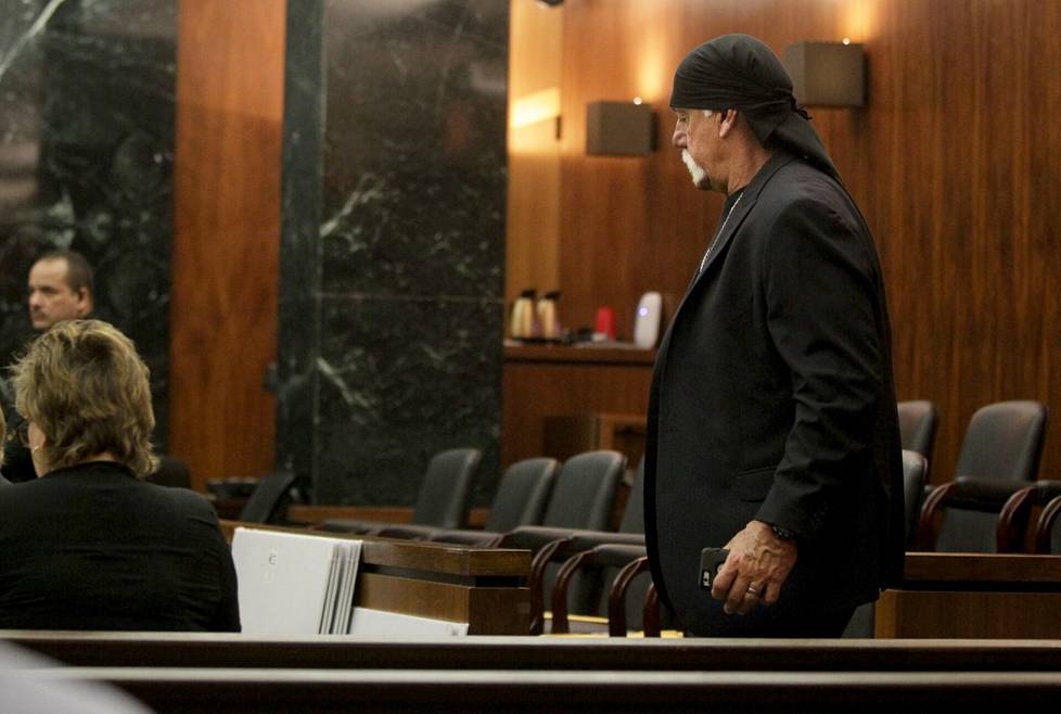 Hulk Hogan oikeudessa seksivideoskandaaliin liittyen maaliskuussa 2016.