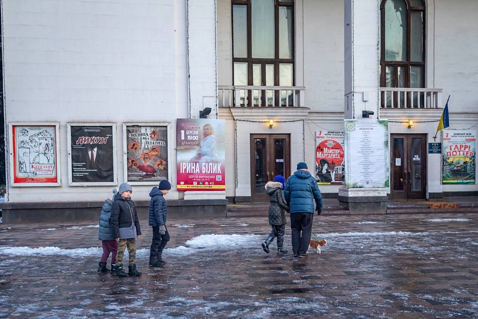 Mariupolilainen perhe kuvattiin draamateatterin edustalla helmikuussa 2022. Kaksi viikkoa myöhemmin Venäjä hyökkäsi Ukrainaan ja kaupunkia alkoi hiljalleen tuhoutua pommitusten seurauksena.