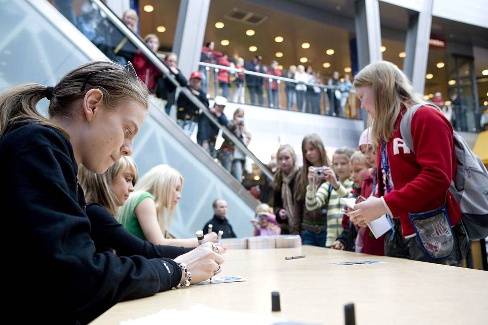 Anna Abreu kirjoitti nimikirjoituksia yhdessä Idols-kollegoidensa Ari Koivusen ja Kristiina Braskin kanssa Itäkeskuksessa huhtikuussa 2007.