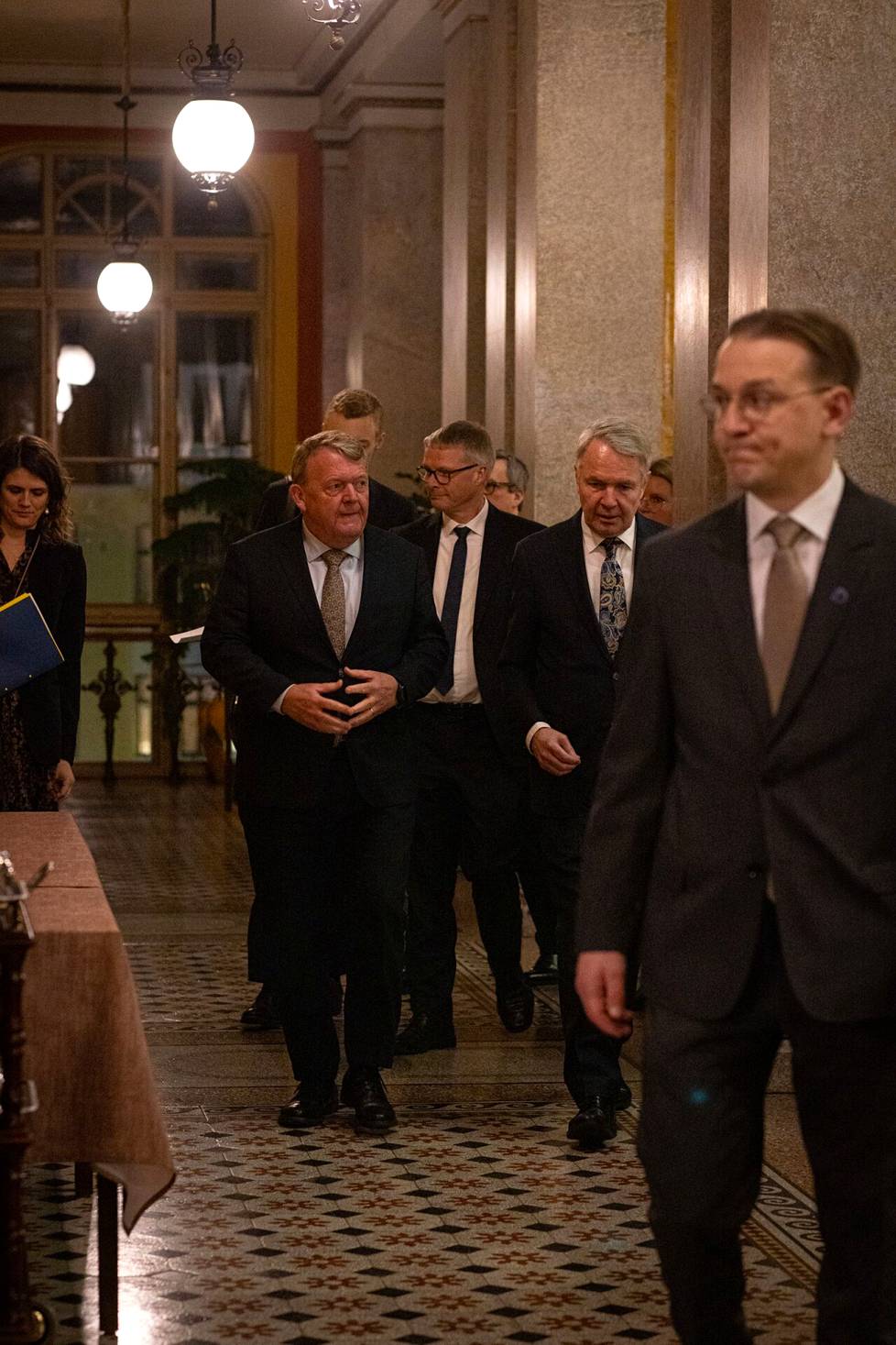 Ulkoministerit Pekka Haavisto ja Lars Løkke Rasmussen tapaavat Säätytalolla ensimmäistä kertaa Rasmussenin uuden viran alettua.