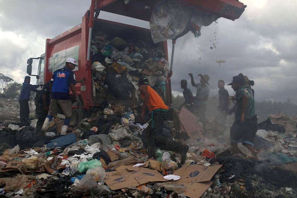 Venezuelalaiset siirtolaiset odottavat roska-auton tyhjentävän kuormansa kaatopaikalle Pacaraiman rajakaupungissa Brasiliassa. Taloudellisen ja poliittisen kriisin kourissa kamppailevassa Venezuelassa on huutava pula peruselintarvikkeista ja lääkkeistä. Punainen risti sai tiistaina toimitettua ensimmäistä kertaa kansainvälistä apua maahan.
