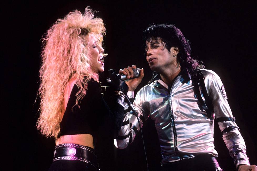 Sheryl Crow'n todellinen läpimurto musiikkiteollisuuteen tapahtui tämän päästyä Michael Jacksonin Bad-kiertueen laulajaksi. Hän kertoo joutuneensa kiertueella seksuaalisen häirinnän uhriksi.