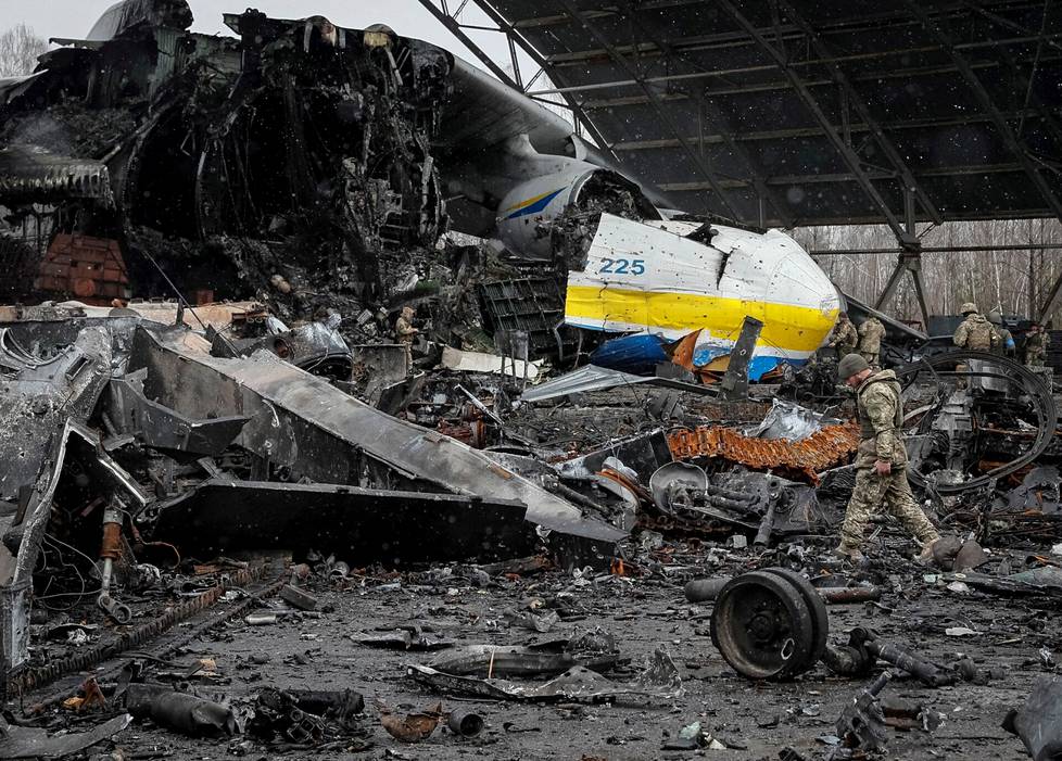 Maailman suurin kaupallinen lentokone Antonov AN-225 tuhoutui helmikuussa 2022 Venäjän iskussa Ukrainassa. Kuva huhtikuun 2022 alusta.