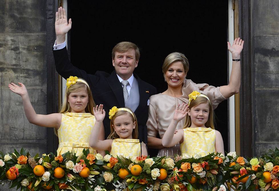 Prinsessa Amalia, kuningas Willem-Alexander, prinsessa Ariane, kuningatar Máxima ja prinsessa Alexia tervehtimässä kansaa vuonna 2013.