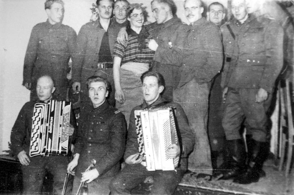 Muusikot viihdyttivät sotilaita rintamakiertueilla. Naisten puute näkyi esityksessä.
