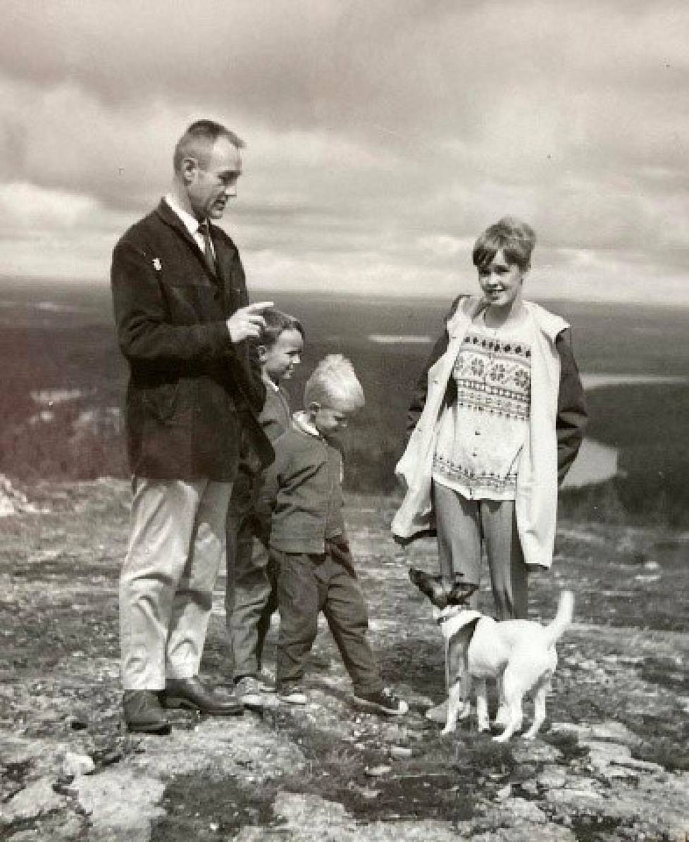 Lapissa. ”Olen kuvassa isän, pikkuveljieni ja Citan, 12-vuotiaana saamani sileäkarvaisen kettuterrierin kanssa."